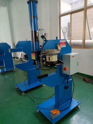 自动送料压铆机