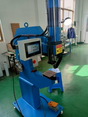 自动送料压铆机