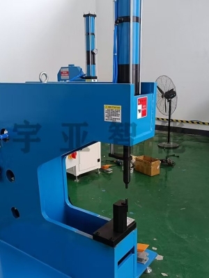 自动送料压铆机