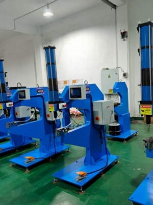 自动送料压铆机