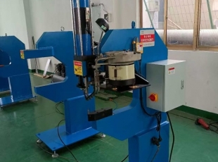 自动送料压铆机