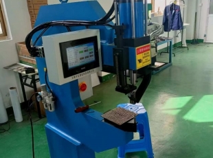 自动送料压铆机